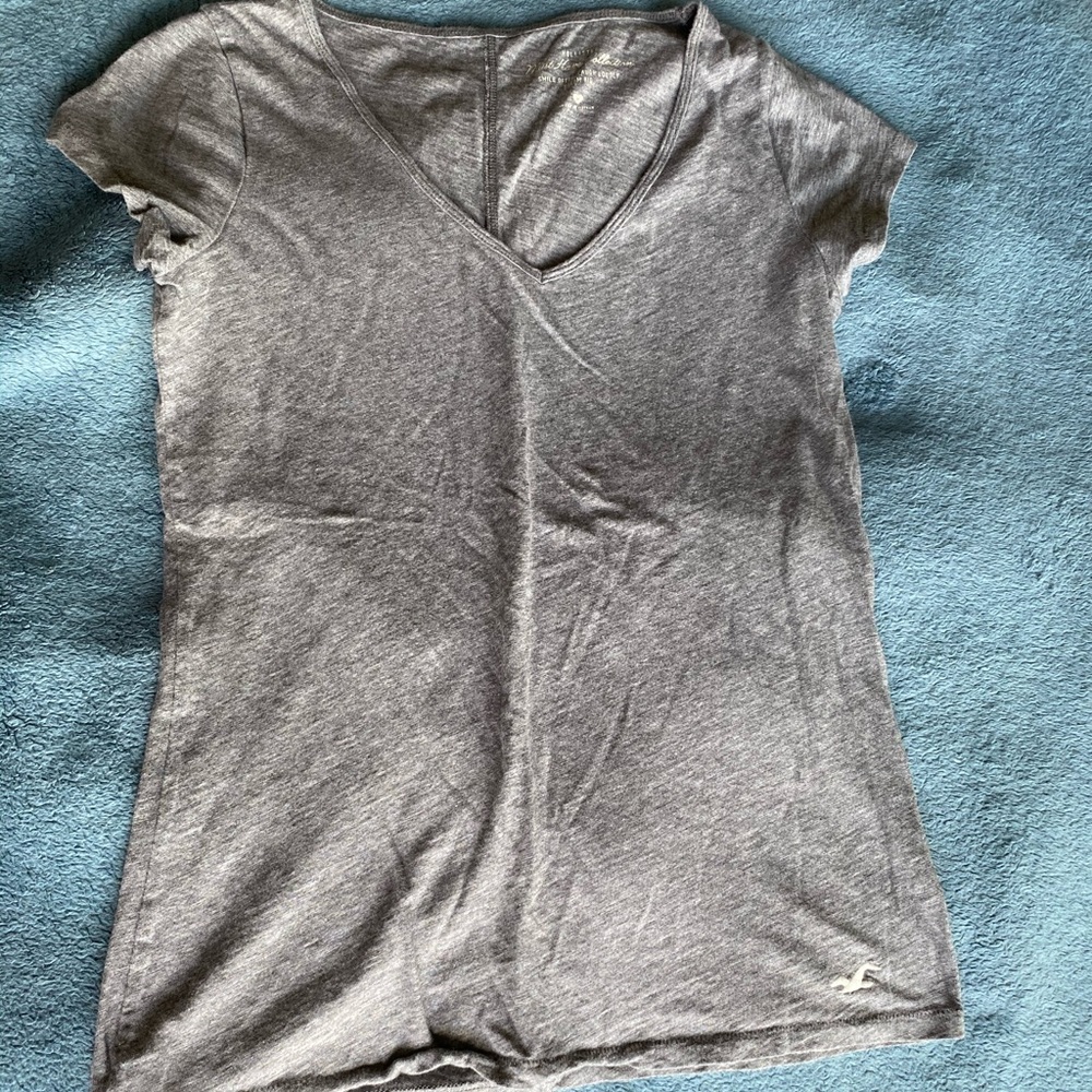 hollister grey v-neck tshirt